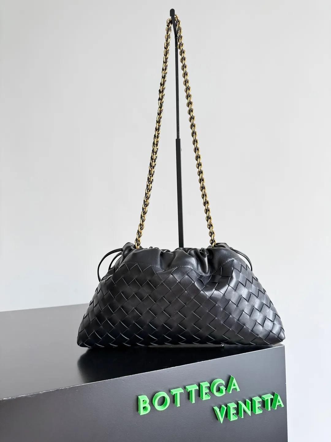 Batch 1680 BOTTEGA VENETA 2025 new women's Dustbag Notte clutch. Dustbag, which has been very popular since its launch, has a chain clause! ! The hand-carrying method is reminiscent of the classic bag type Pouch , light and elegant, the reserved drawstring design allows the bag to be used as an armpit bag, and the chain is longer, which is very suitable for sisters who like to free their hands and carry cross-body backpacks. No matter which way you carry it, you can change the back according to the occasion and your mood that day. It can make the overall outfit more fashionable🪄🪄The body of the bag has also been widened. It is the rainy season and the weather is hot. The bag can easily accommodate a small umbrella and water bottle. The lining is made of nylon, which is light and comfortable to carry, and is very suitable for summer use. Style number: 839394 Size: 33*19*8cm